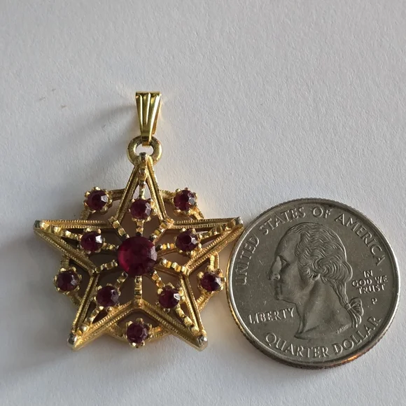 Vintage star pendant charm red rhinestones gold tone celestial - Picture 10 of 12